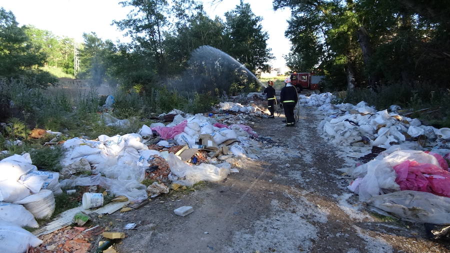 Incendio en un vertedero ilegal de Valladolid