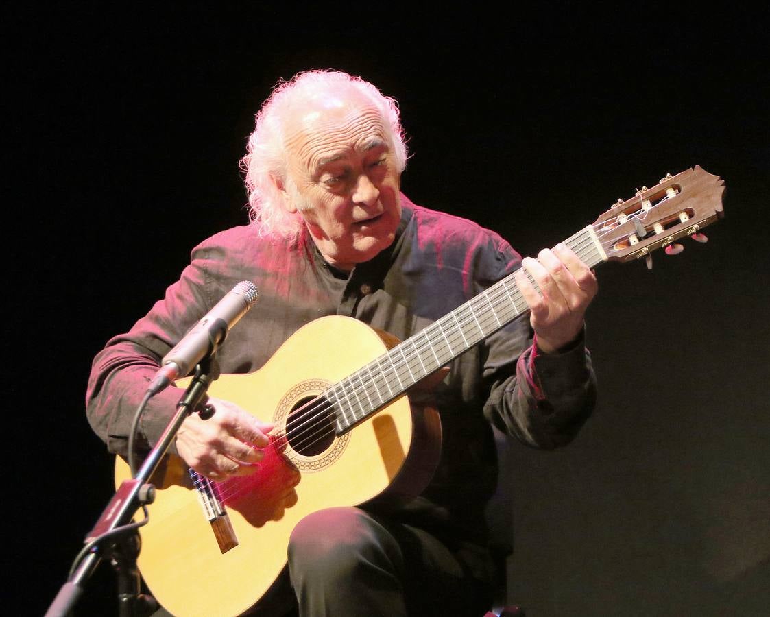 Recital poético de Juan Carlos Mestre en el Aula de Cultura de El Norte de Castilla