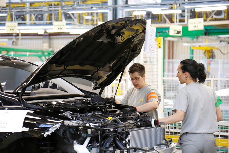 El rey Felipe VI visita la factoría de Renault en Villamuriel (Palencia)