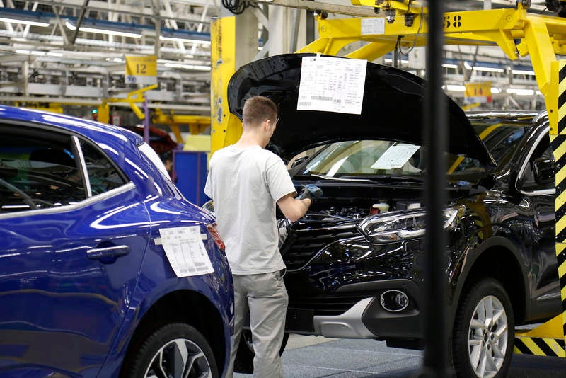 El rey Felipe VI visita la factoría de Renault en Villamuriel (Palencia)