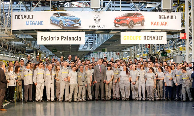 El rey Felipe VI visita la factoría de Renault en Villamuriel (Palencia)