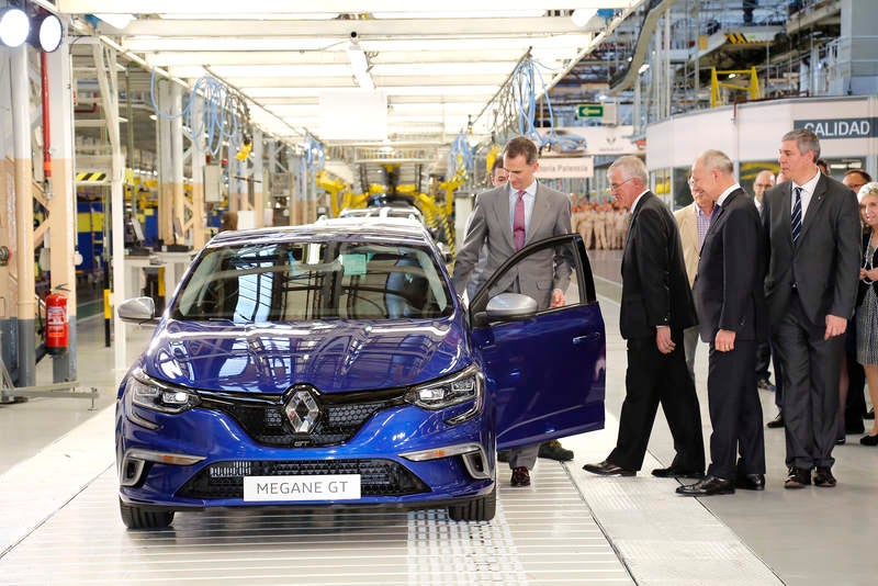 El rey Felipe VI visita la factoría de Renault en Villamuriel (Palencia)