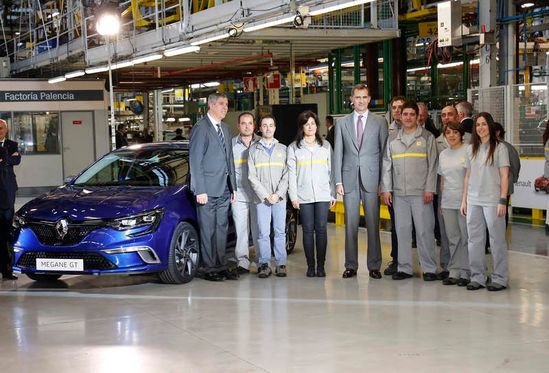 El rey Felipe VI visita la factoría de Renault en Villamuriel (Palencia)