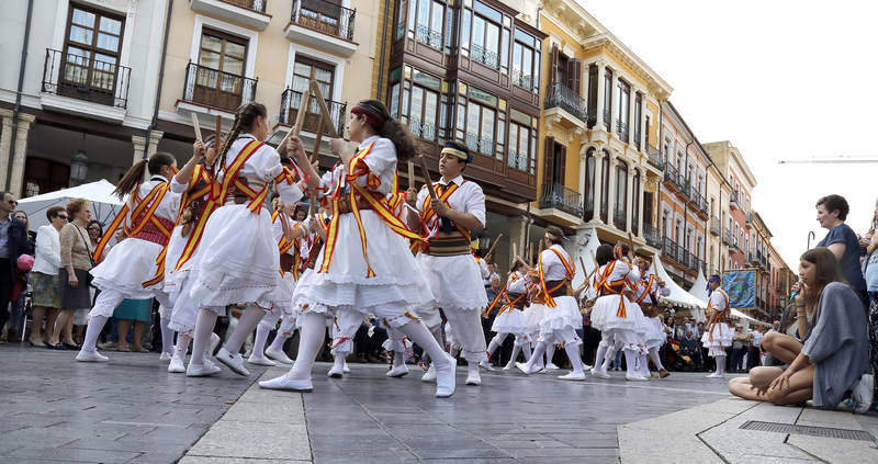 Desfile de grupos de danza en la Feria Chica de Palencia