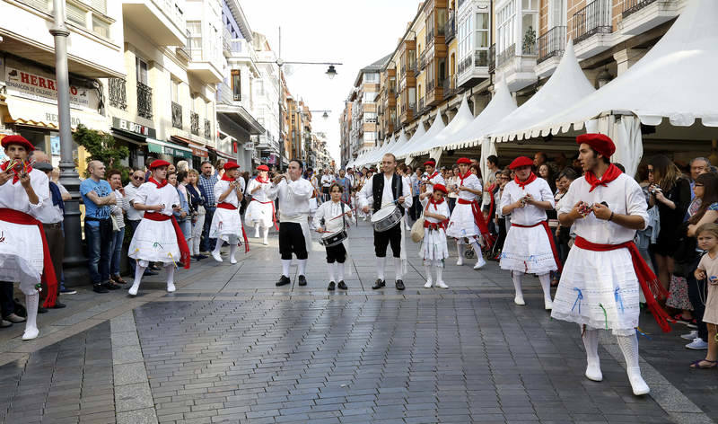 Desfile de grupos de danza en la Feria Chica de Palencia