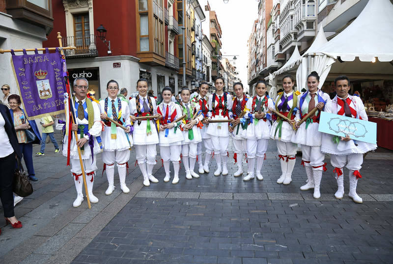 Desfile de grupos de danza en la Feria Chica de Palencia