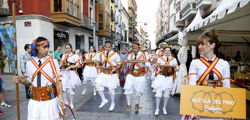 Desfile de grupos de danza en la Feria Chica de Palencia