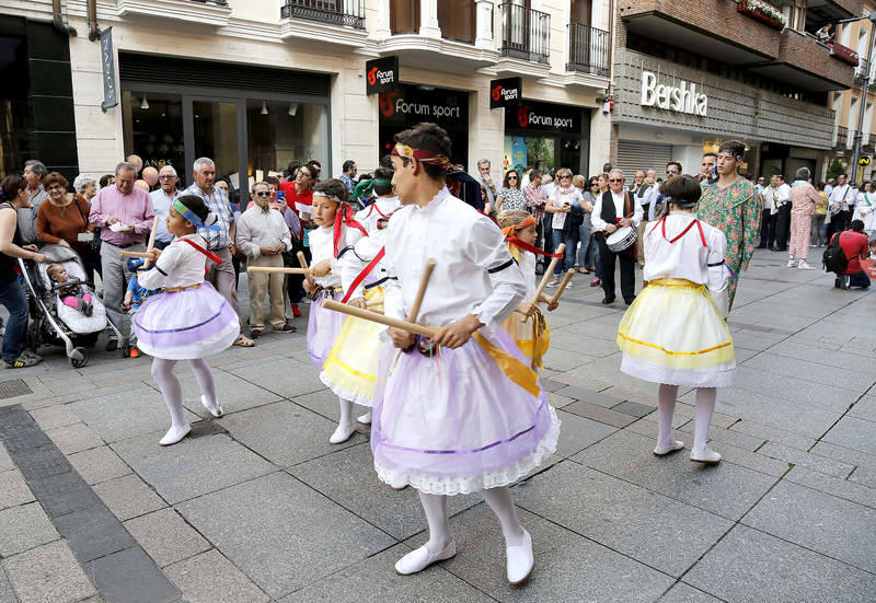 Desfile de grupos de danza en la Feria Chica de Palencia