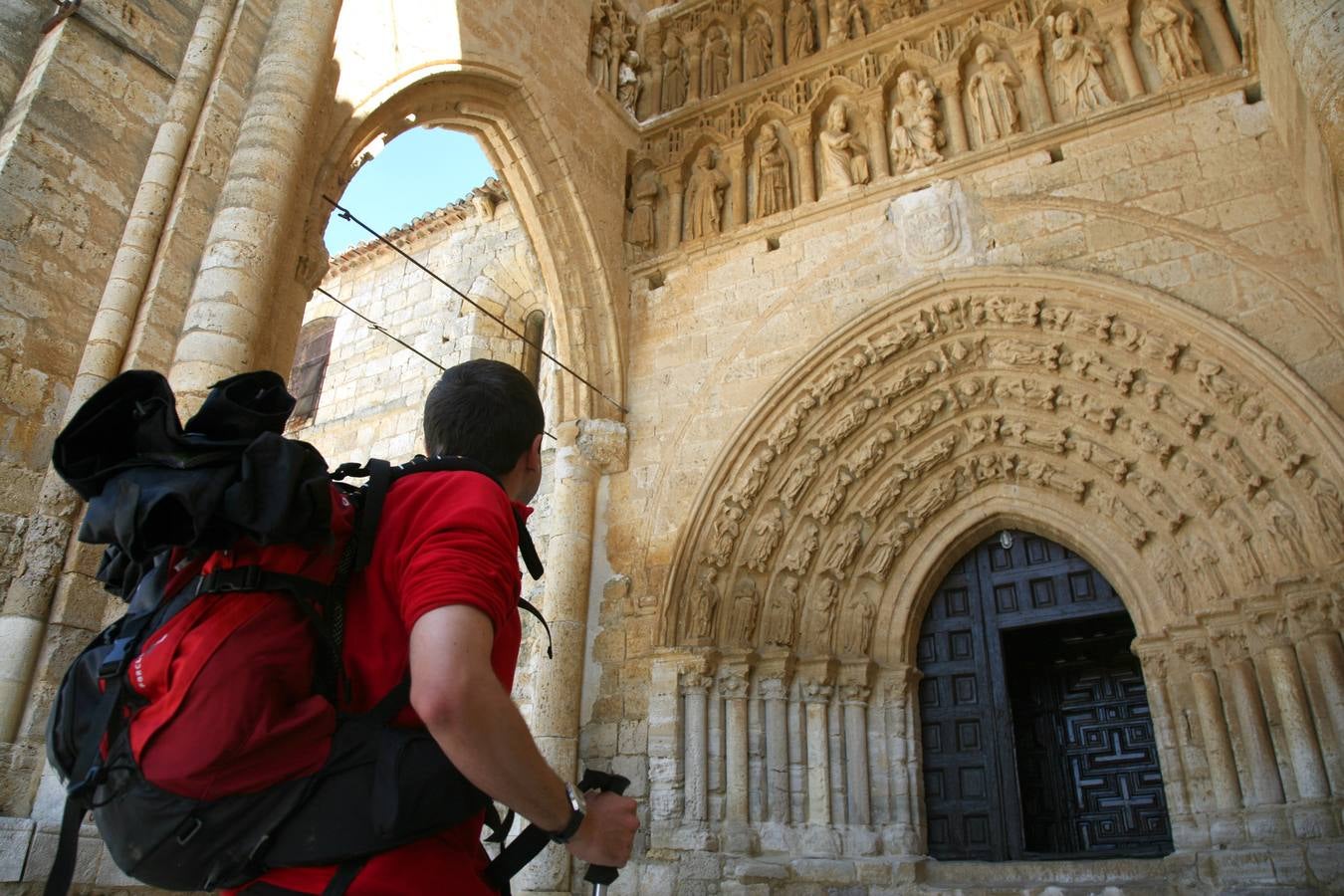 Un peregrino en la entrada de la iglesia de Santa María la Blanca de Villalcazar de Sirga.