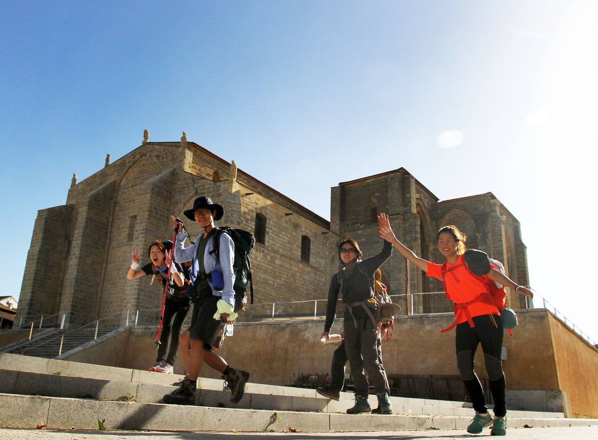 Peregrinos coreanos junto a la iglesia de Santa María La Blanca de Villalcazar de Sirga.