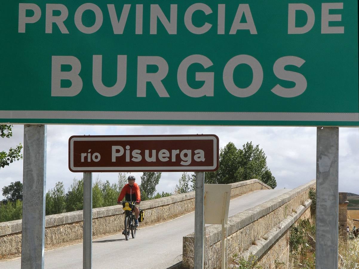 Un peregrino en bicicleta llega a la provincia de Palencia en Itero de la Vega tras cruzar Puente Fitero en el límite de Burgos con Palencia.