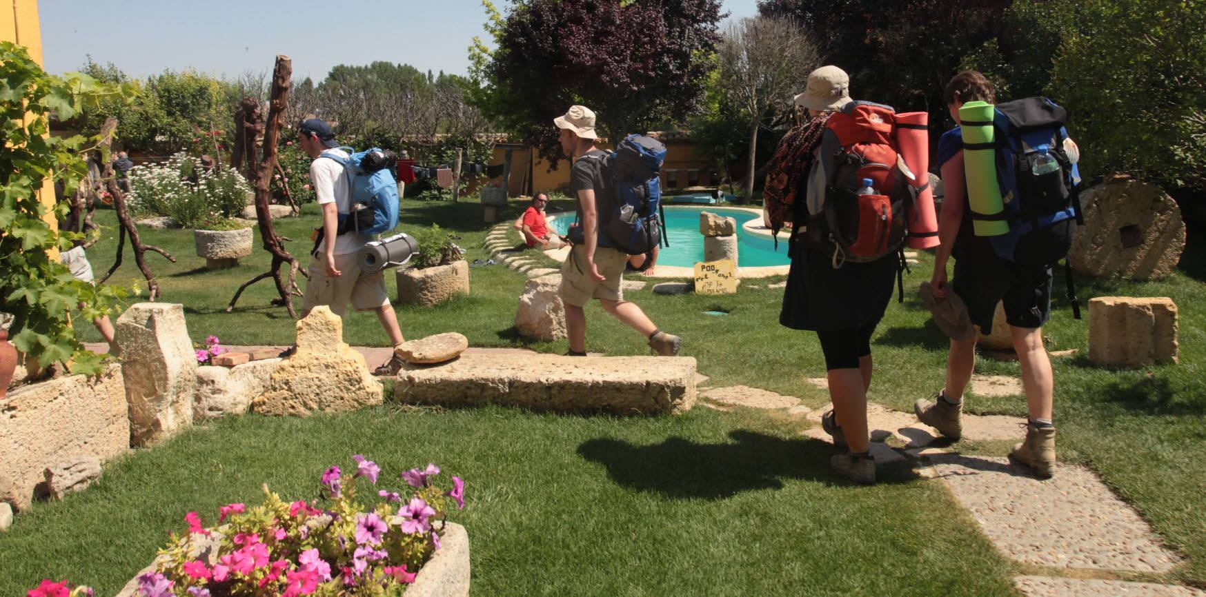Peregrinos llegan al albergue de Boadilla del Campo.