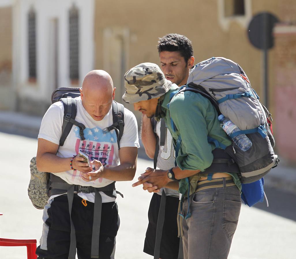 Tres peregrinos consultan el Camino en Población de Campos.