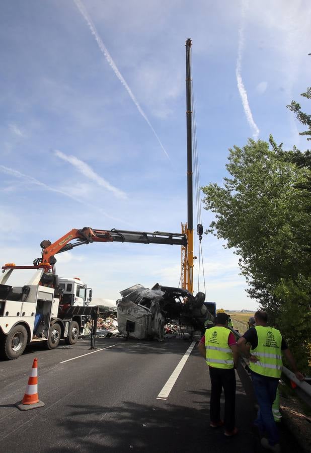 Vuelco de un camión en la A-62 a la altura de Geria (Valladolid)