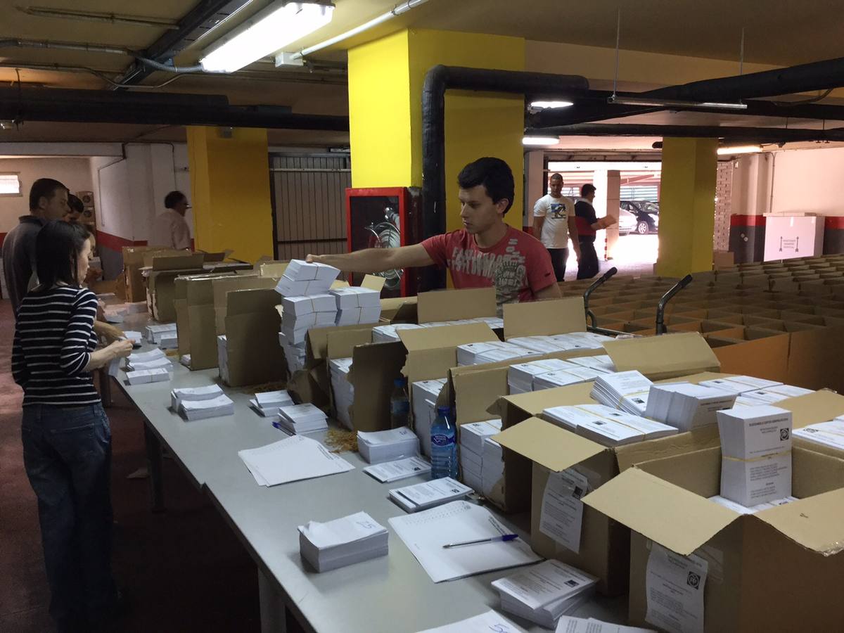 Empaquetado de papeletas para las elecciones generales del 26-J