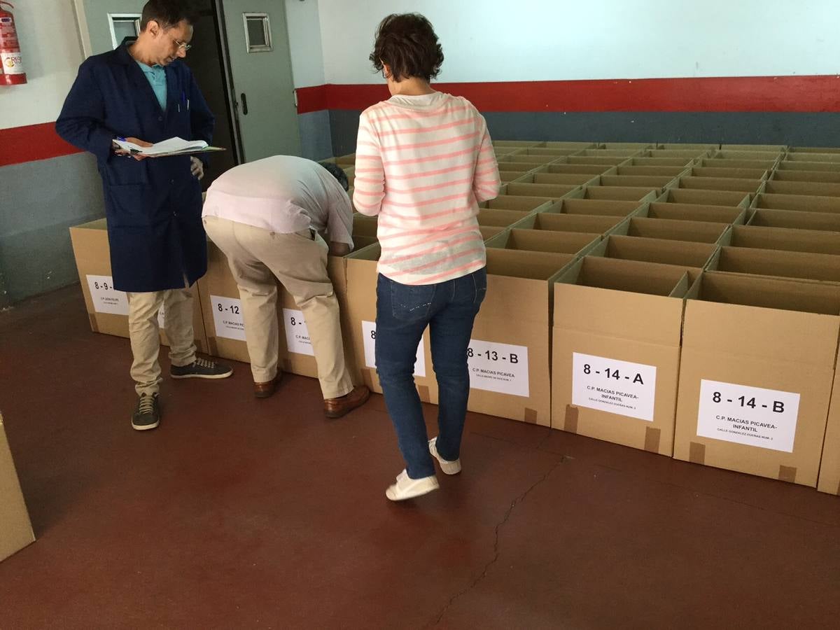 Empaquetado de papeletas para las elecciones generales del 26-J