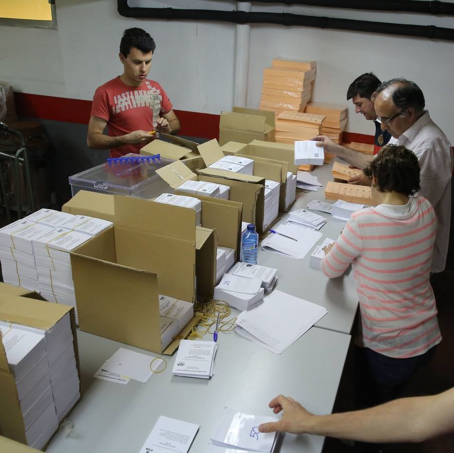 Empaquetado de papeletas para las elecciones generales del 26-J