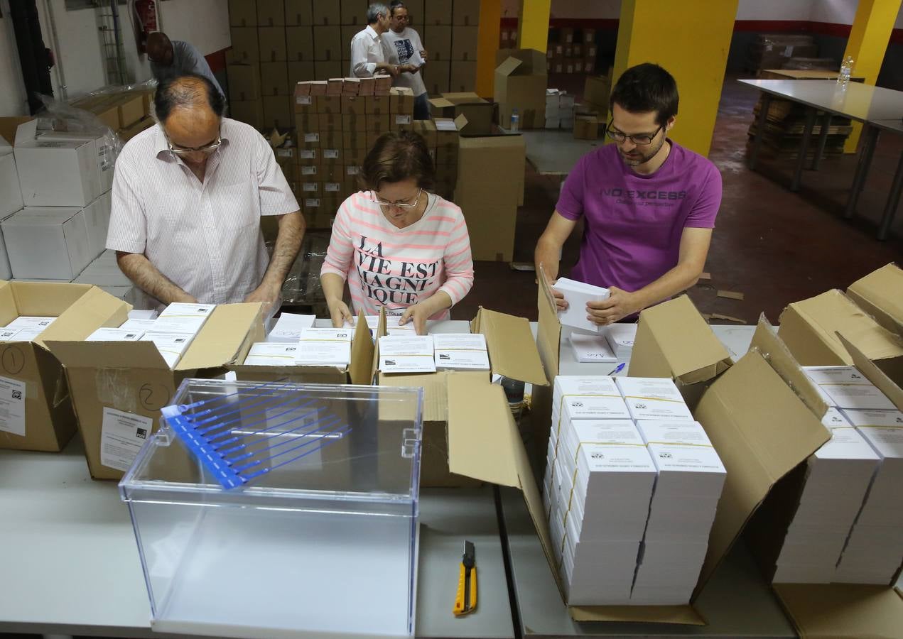 Empaquetado de papeletas para las elecciones generales del 26-J