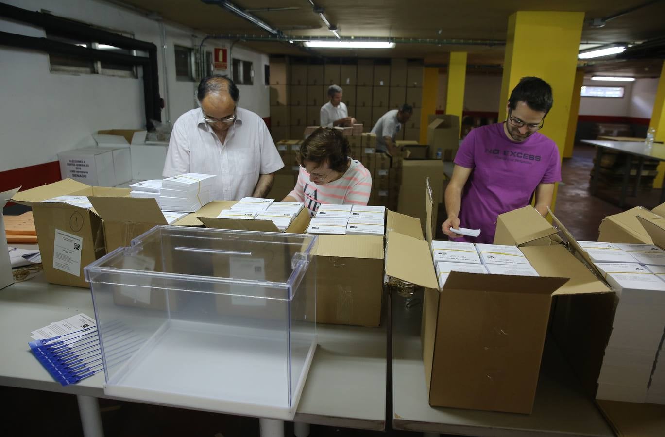 Empaquetado de papeletas para las elecciones generales del 26-J