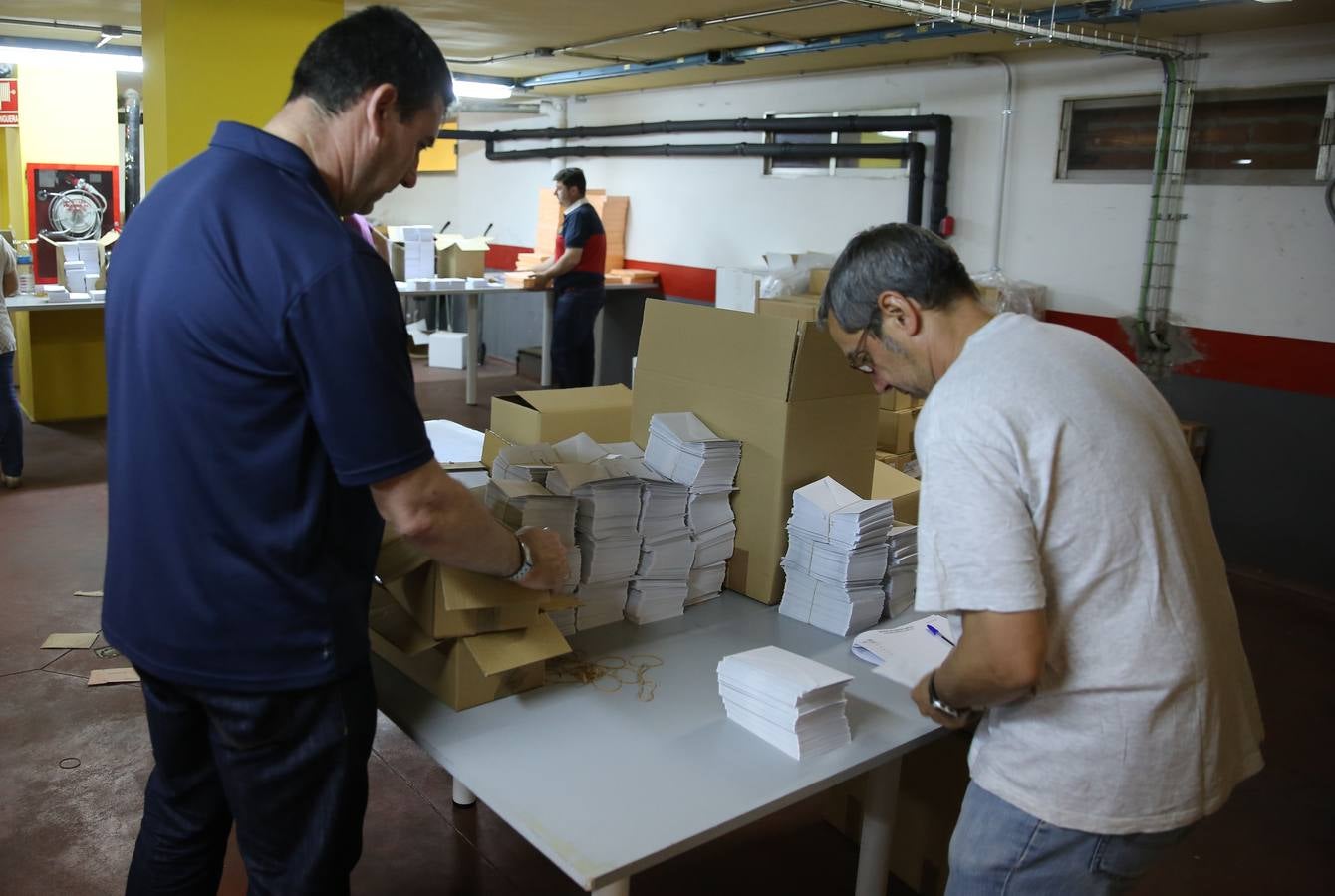 Empaquetado de papeletas para las elecciones generales del 26-J
