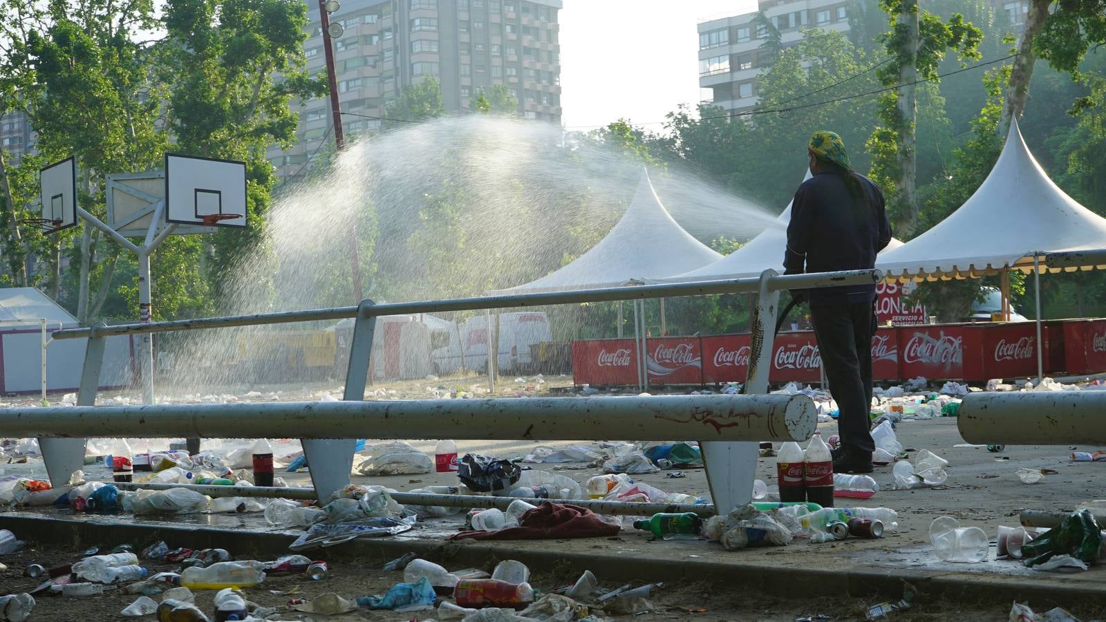 Toneladas de basura en Las Moreras tras la Noche de San Juan