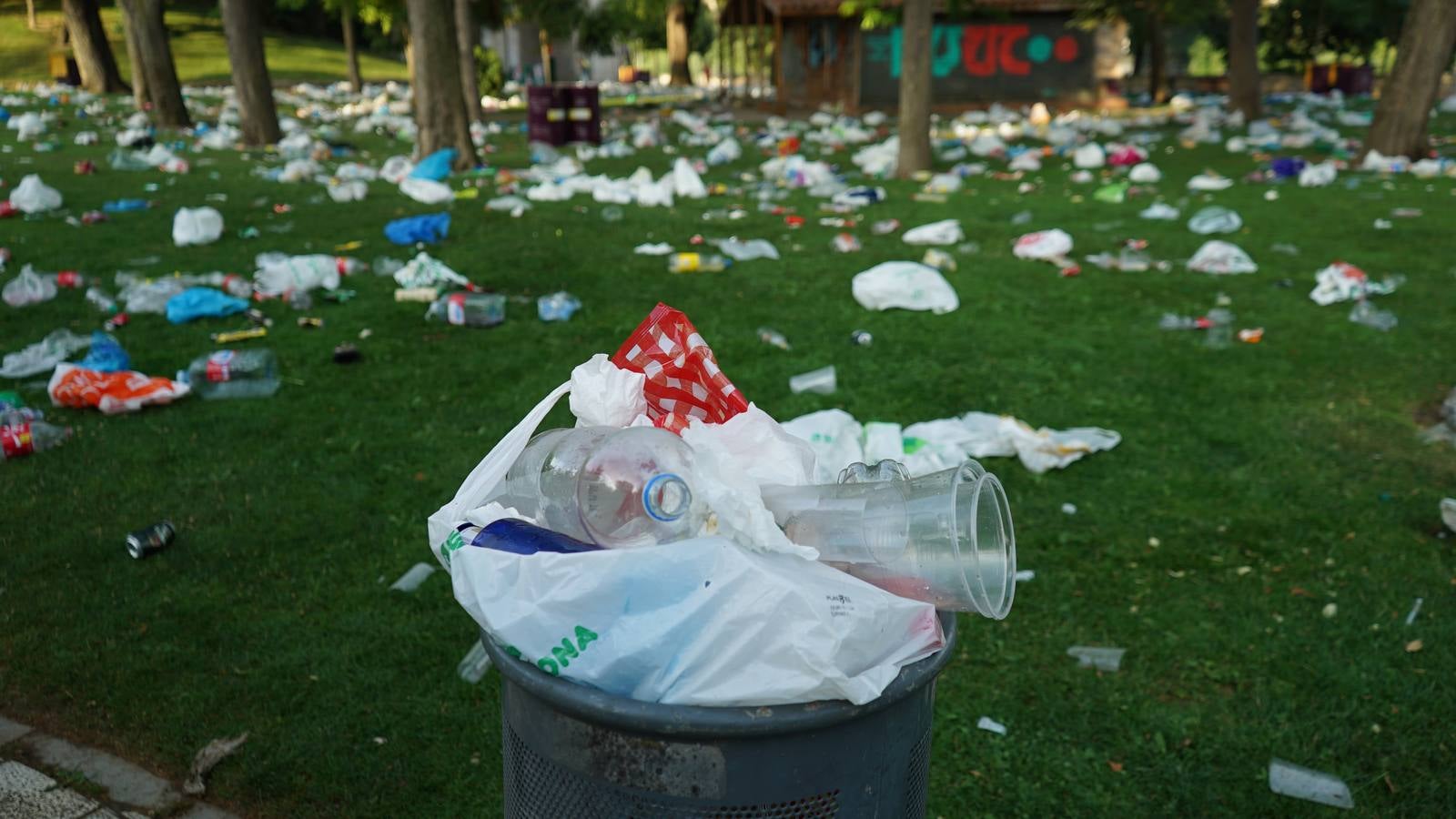 Toneladas de basura en Las Moreras tras la Noche de San Juan