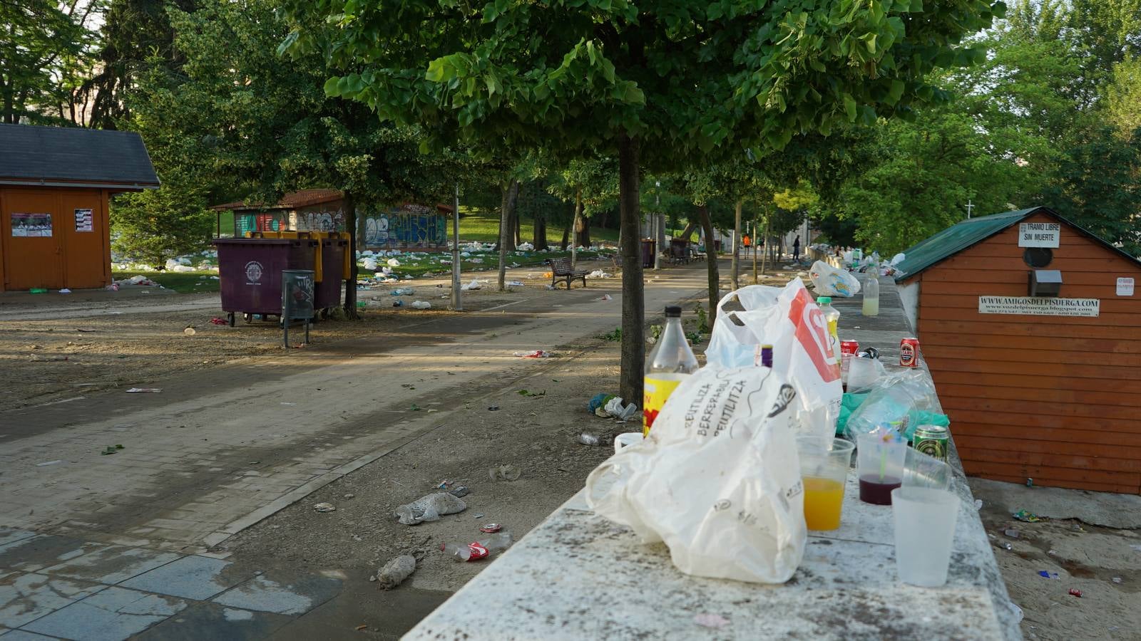 Toneladas de basura en Las Moreras tras la Noche de San Juan