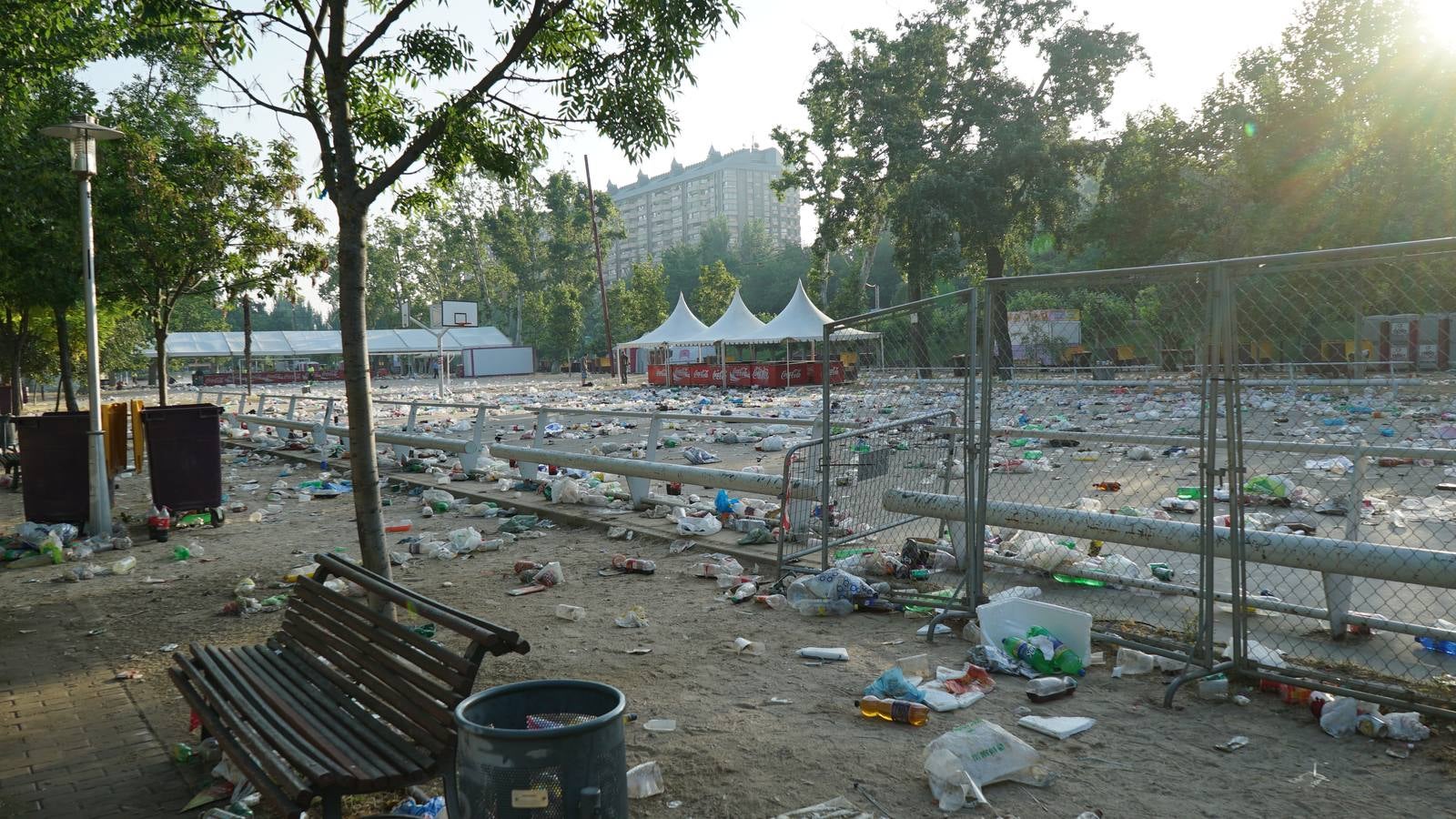 Toneladas de basura en Las Moreras tras la Noche de San Juan