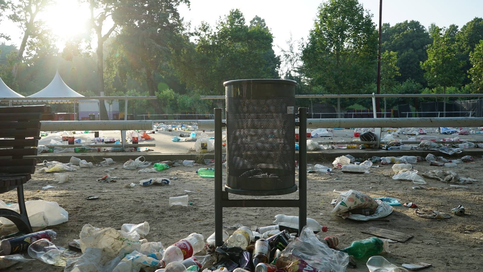 Toneladas de basura en Las Moreras tras la Noche de San Juan