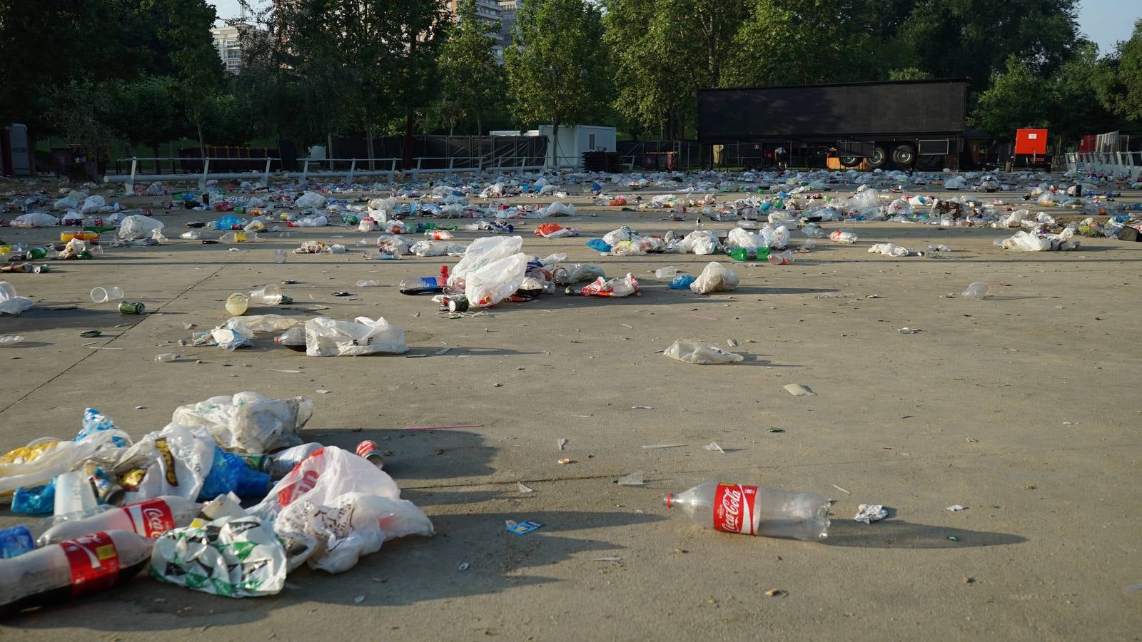 Toneladas de basura en Las Moreras tras la Noche de San Juan