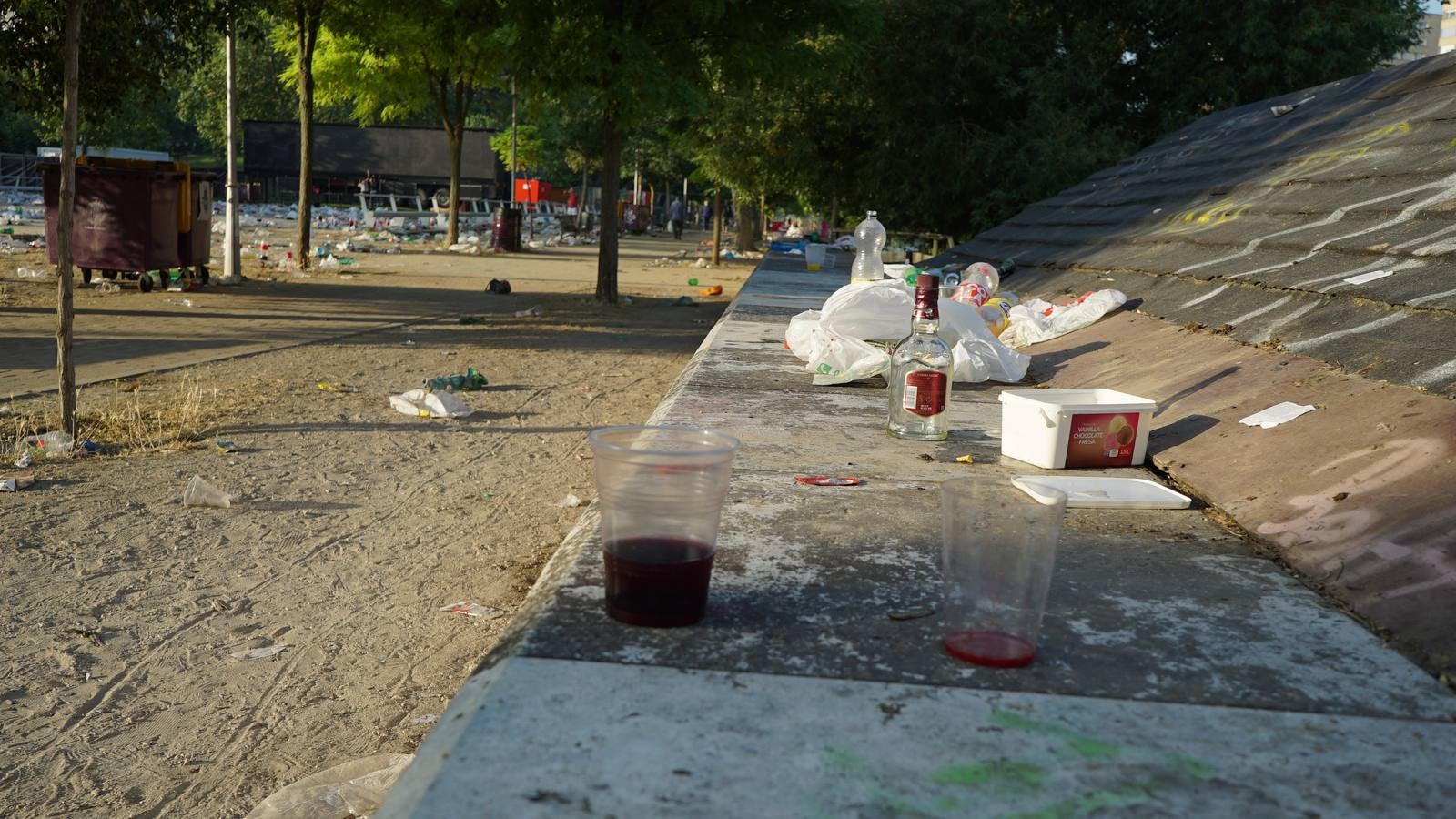 Toneladas de basura en Las Moreras tras la Noche de San Juan