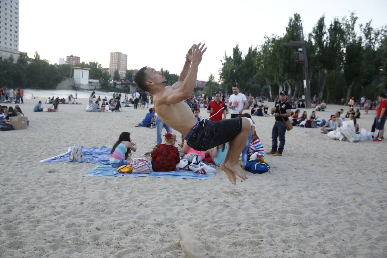 Noche de San Juan en la playa de Las Moreras de Valladolid (1/3)