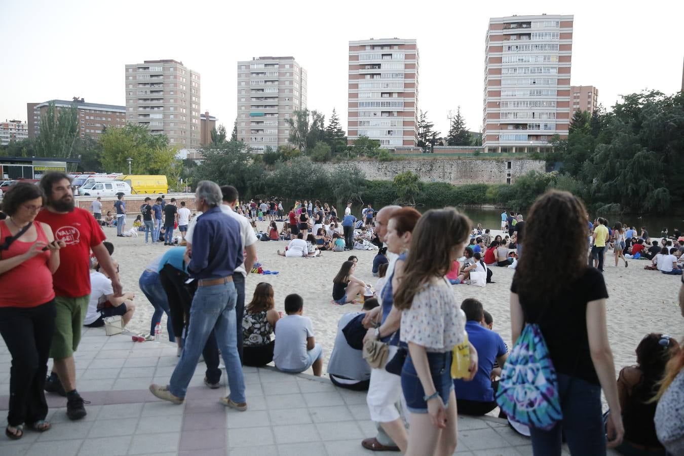 Noche de San Juan en la playa de Las Moreras de Valladolid (1/3)