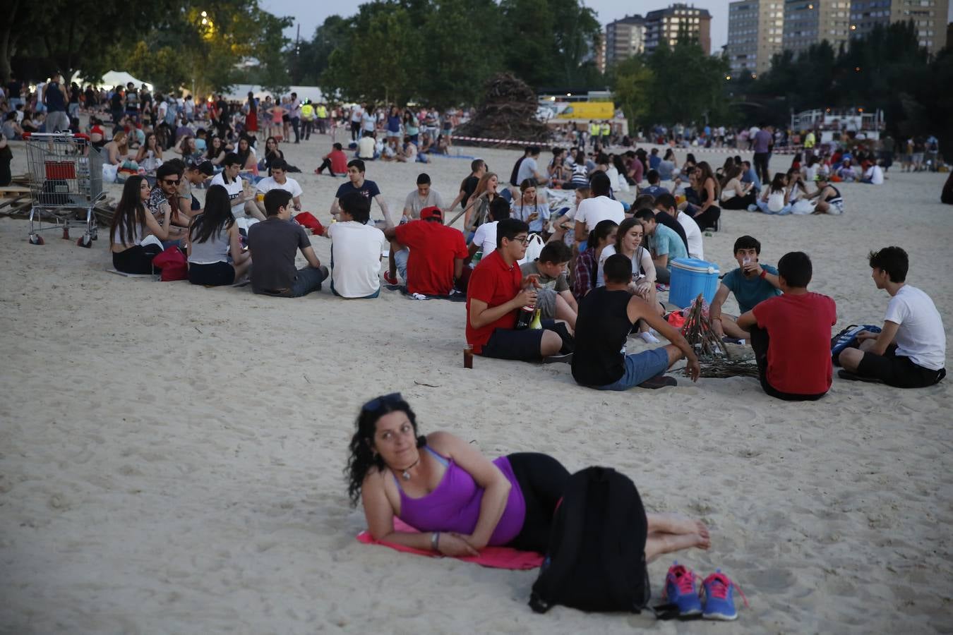 Noche de San Juan en la playa de Las Moreras de Valladolid (1/3)