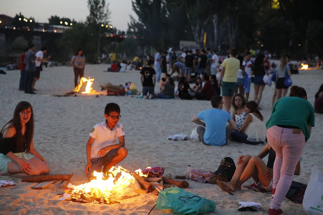 Noche de San Juan en la playa de Las Moreras de Valladolid (1/3)