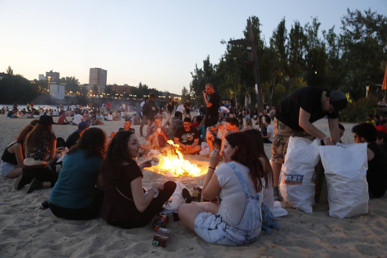 Noche de San Juan en la playa de Las Moreras de Valladolid (1/3)