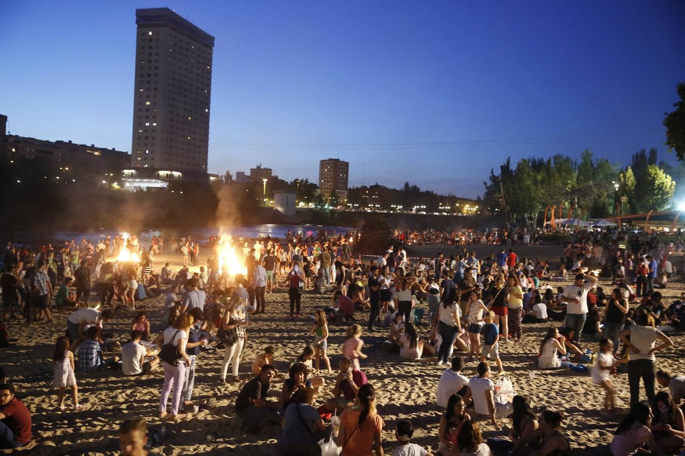 Noche de San Juan en la playa de Las Moreras de Valladolid (1/3)