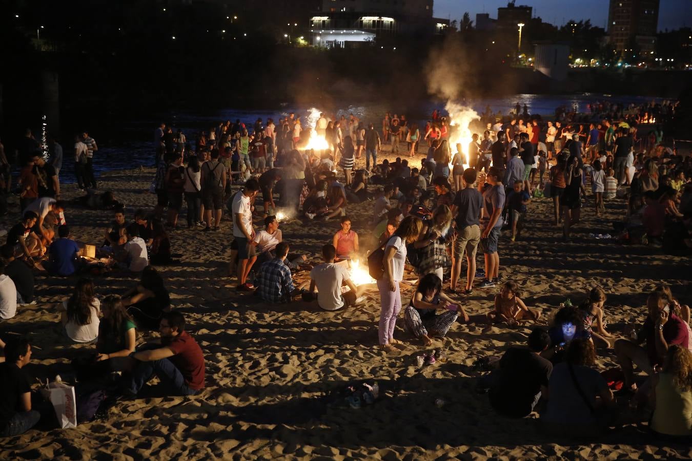 Noche de San Juan en la playa de Las Moreras de Valladolid (1/3)