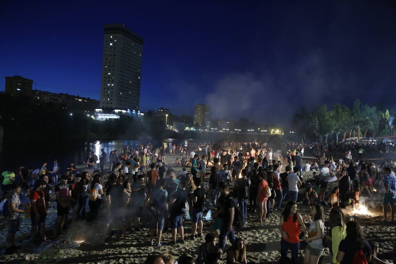 Noche de San Juan en la playa de Las Moreras de Valladolid (2/3)