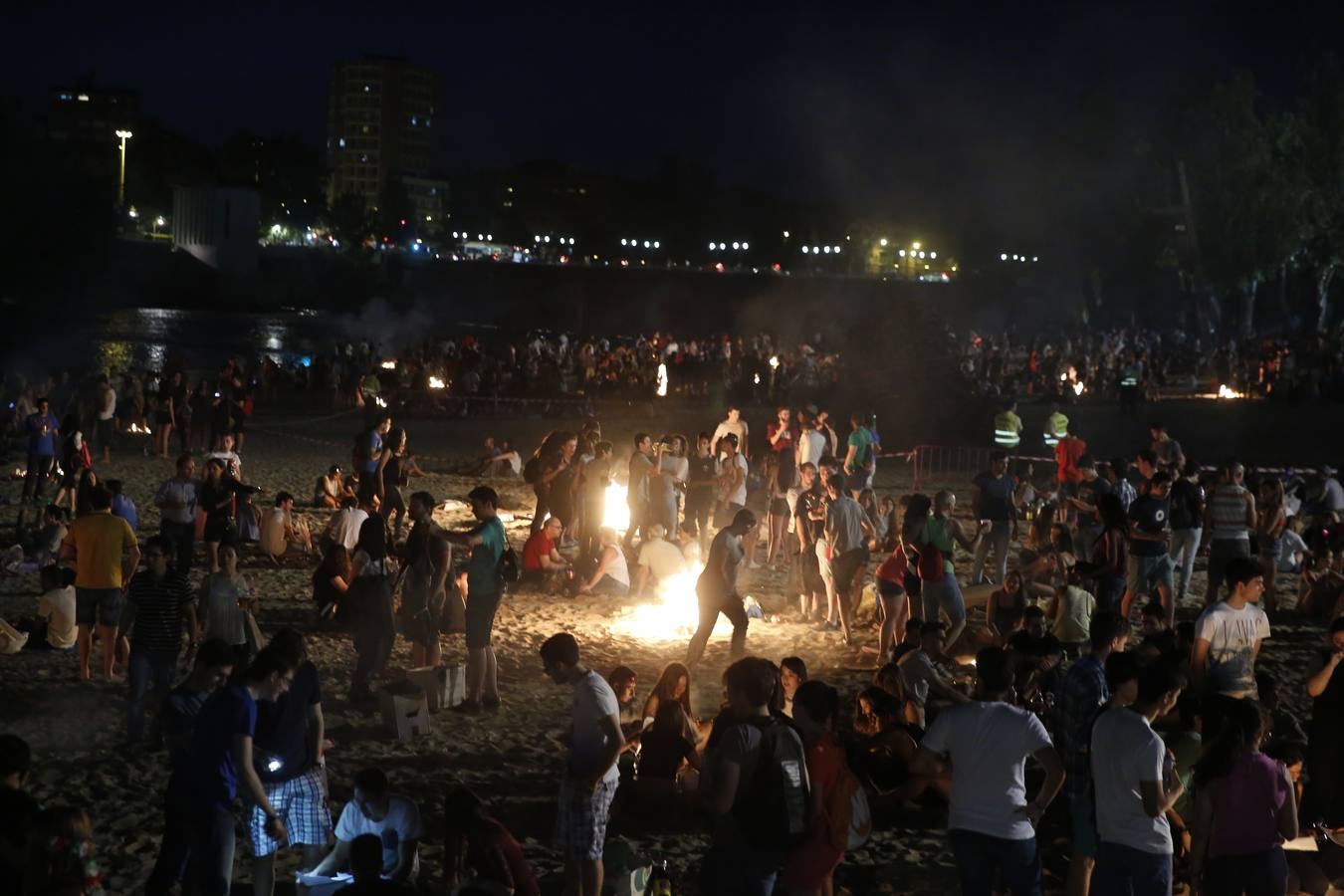 Noche de San Juan en la playa de Las Moreras de Valladolid (2/3)