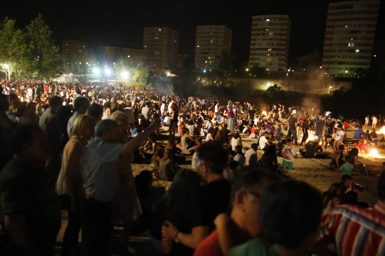 Noche de San Juan en la playa de Las Moreras de Valladolid (2/3)