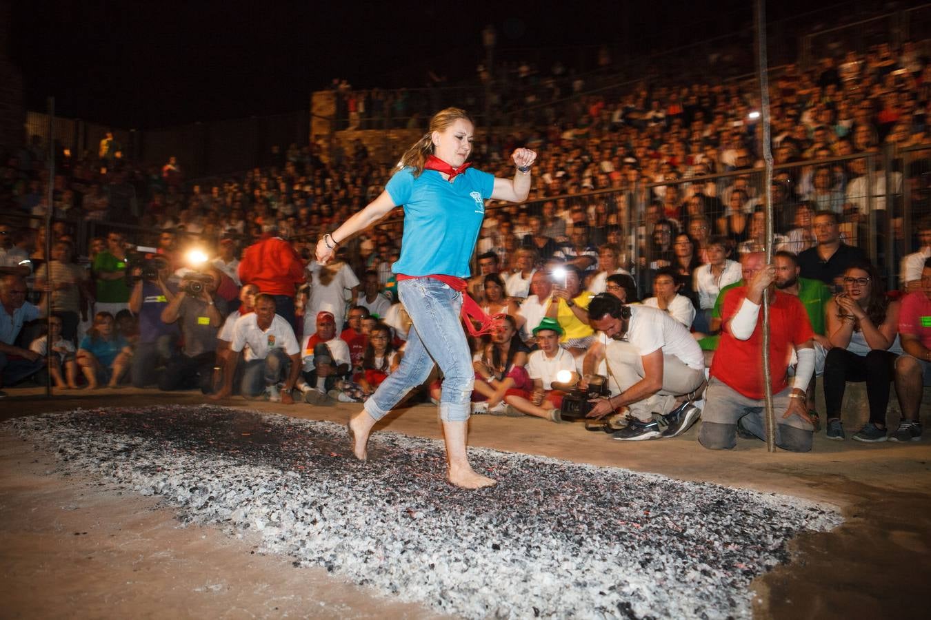 Tradicional Paso del Fuego en San Pedro Manrique (Soria)