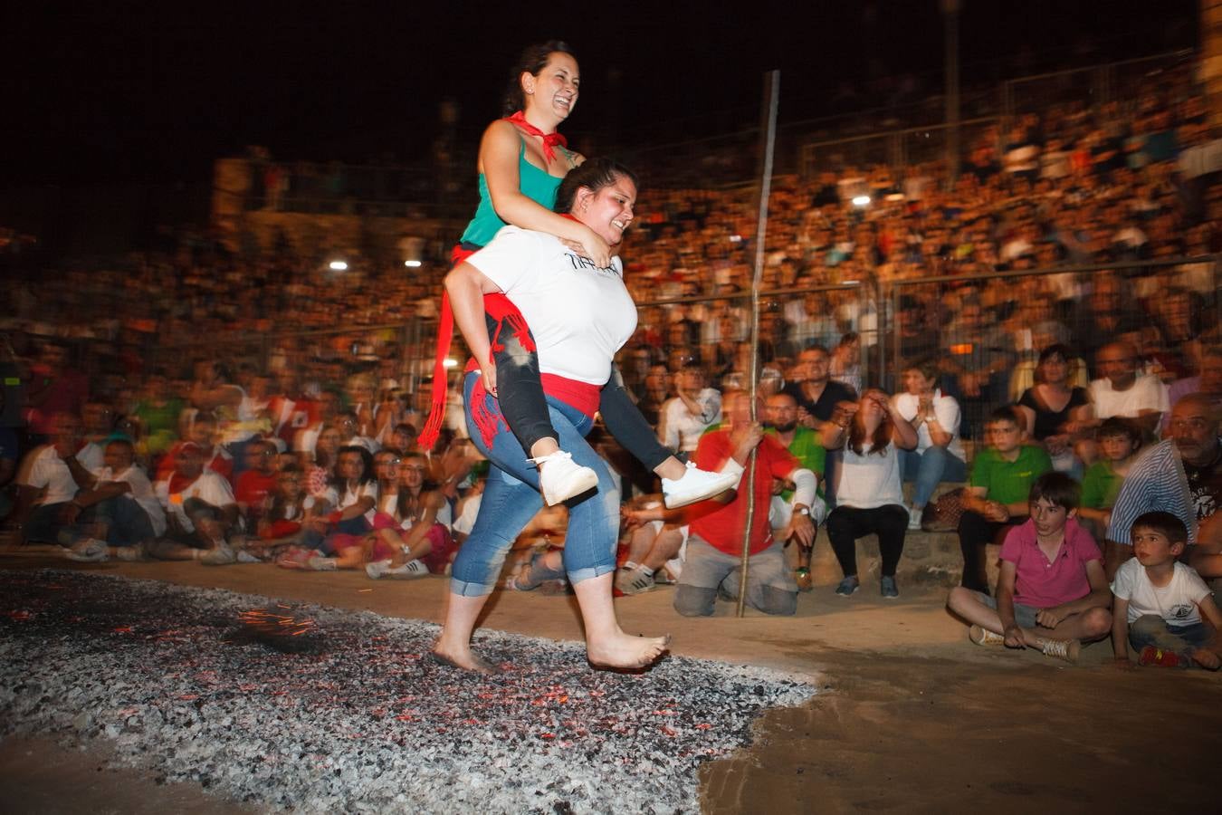 Tradicional Paso del Fuego en San Pedro Manrique (Soria)