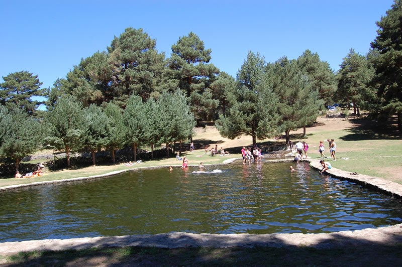 Piscina natural de Hoyos del Espino (Ávila).