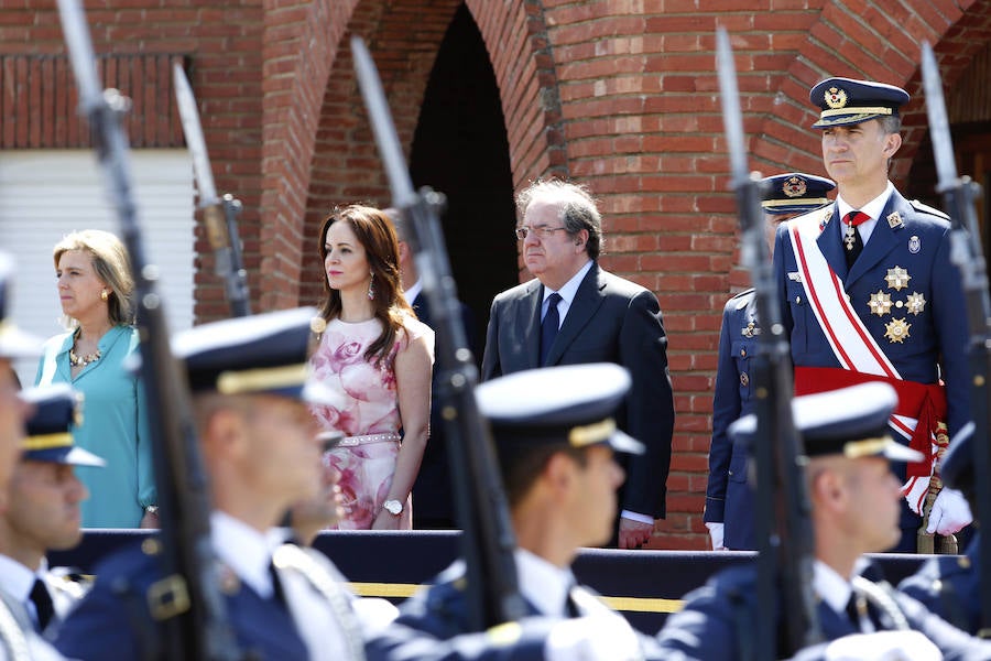 El Rey preside la entrega de los reales despachos de la Académica Básica del Aire en León