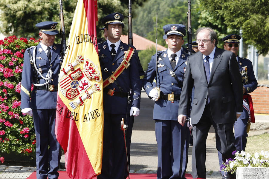 El Rey preside la entrega de los reales despachos de la Académica Básica del Aire en León