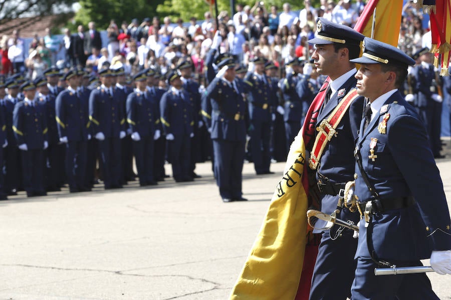 El Rey preside la entrega de los reales despachos de la Académica Básica del Aire en León