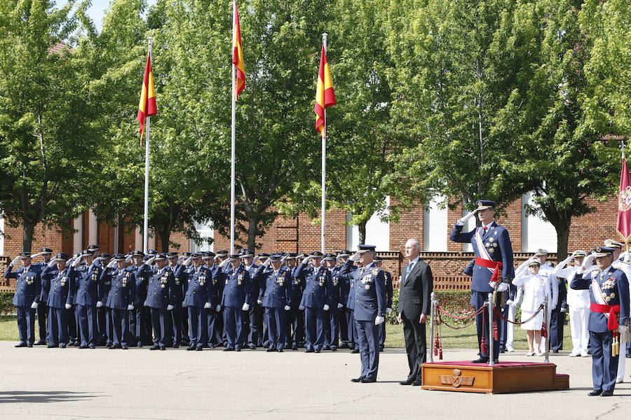 El Rey preside la entrega de los reales despachos de la Académica Básica del Aire en León