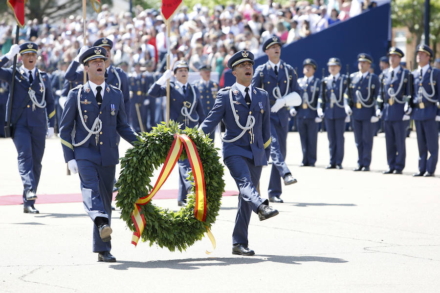 El Rey preside la entrega de los reales despachos de la Académica Básica del Aire en León