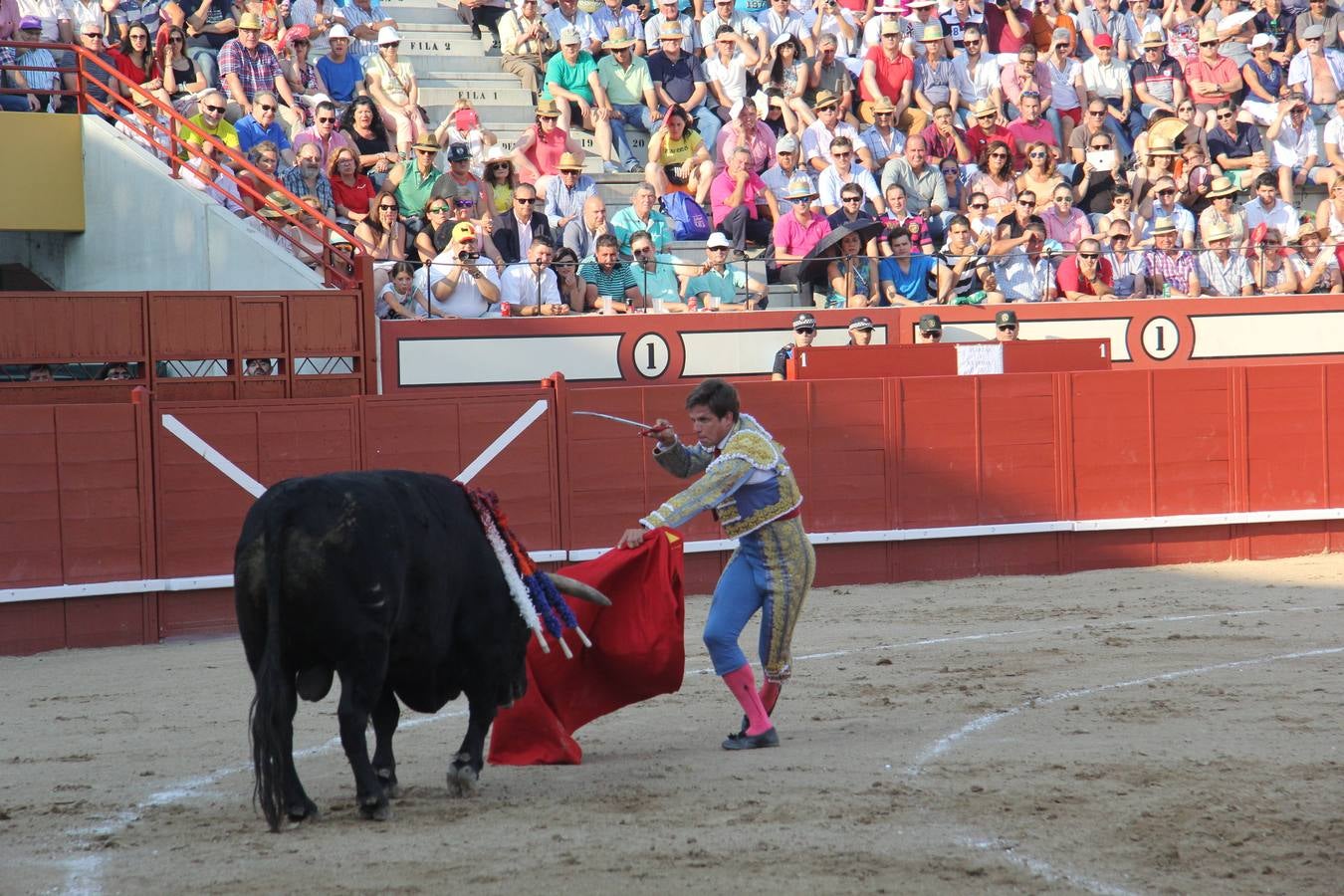 Tarde taurina en Arévalo de la infanta Elena y su hija Victoria Federica